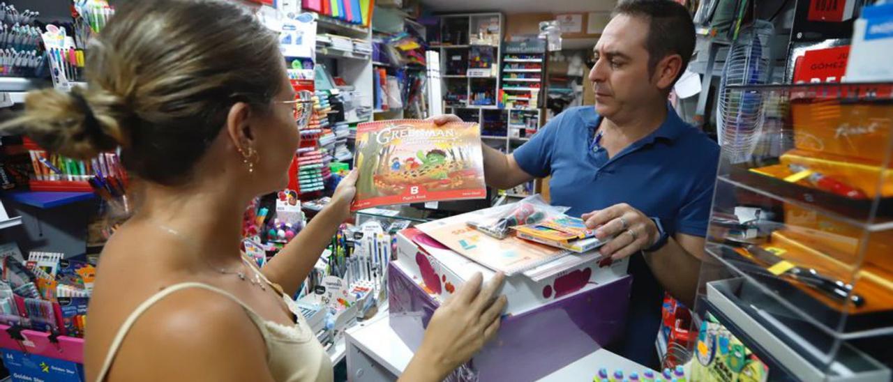 José Luis Duval, en su librería Boli y Lápiz.