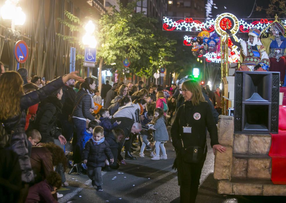 Los carteros reales recogen las misivas de los niños en Alicante