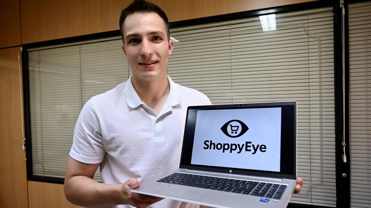 David Zambrana muestra el logo de su plataforma ShoppyEye en un ordenador.