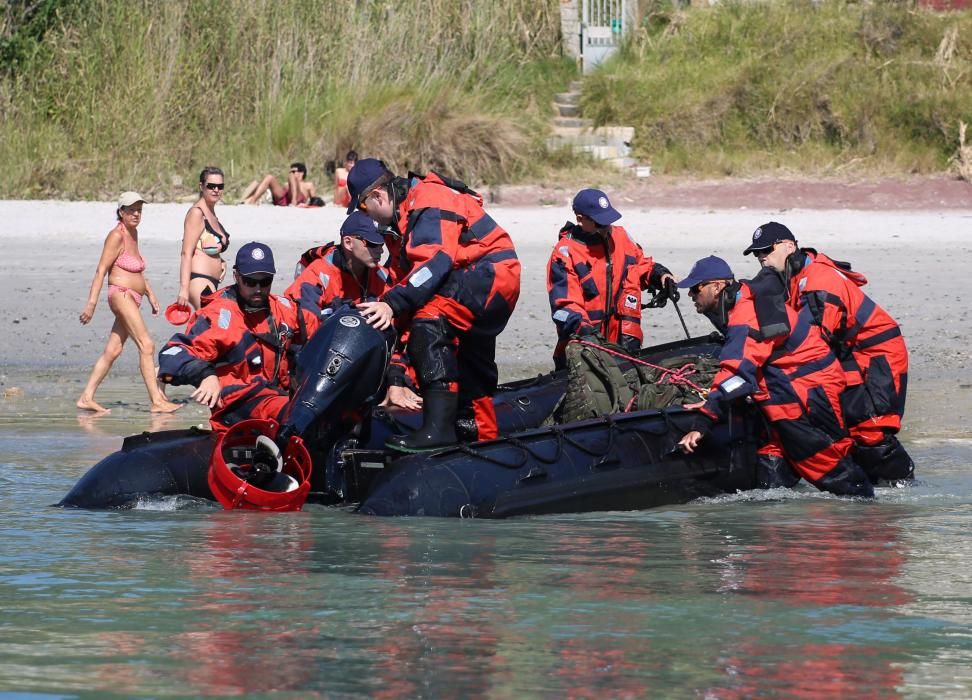 El Ejército ensaya entre gran expectación las técnicas de navegación de la Antártida - Los militares manejan en O Grove las lanchas neumáticas y los trajes de supervivencia que van a tener que emplea