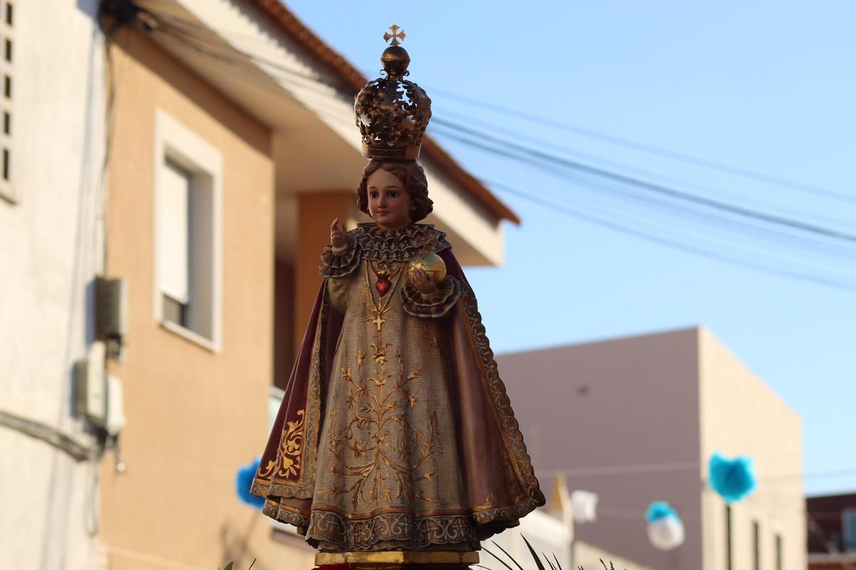 FOTOGALERÍA | La Virgen del Carmen surca el río Guadiana en Badajoz: "Ellas son las que reman y las que de verdad la guían"