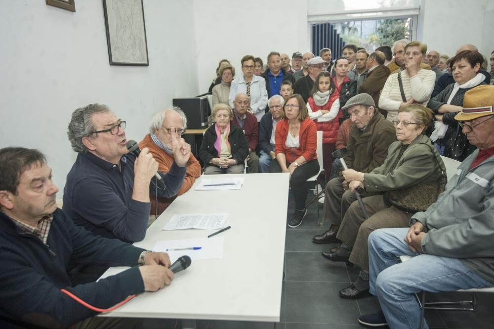 Tensa asamblea de vecinos en Eirís