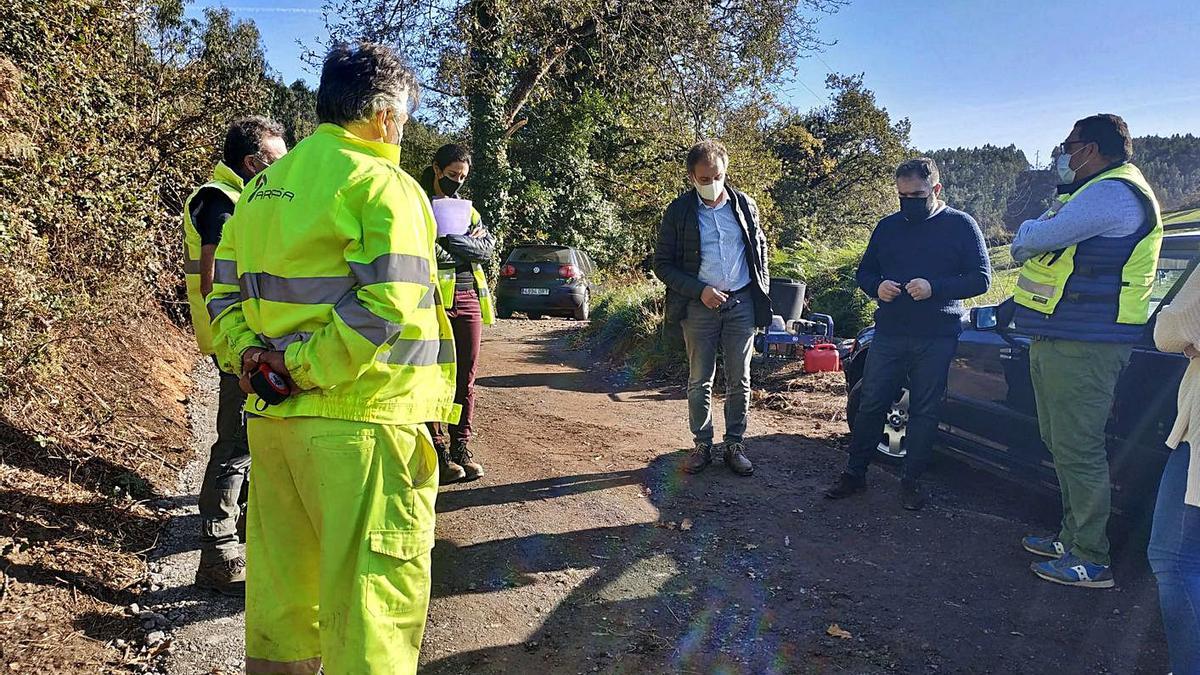 Jorge Suárez y Fernando Prendes, con técnicos del Principado y municipales, ayer, en el camino de Condres.