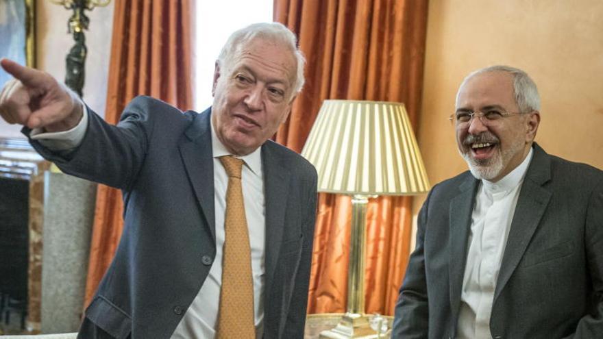 Margallo (i), conversa con su homólogo de Irán, Yavad Zarif.