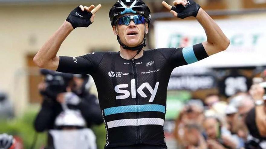 Froome levanta los brazos tras cruzar la línea de meta.