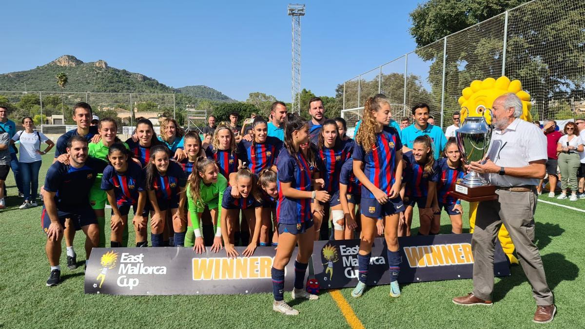 Las jugadoras del Barcelona reciben el trofeo que las acredita como campeonas de la IV East Mallorca Girls Cup Sub-16.