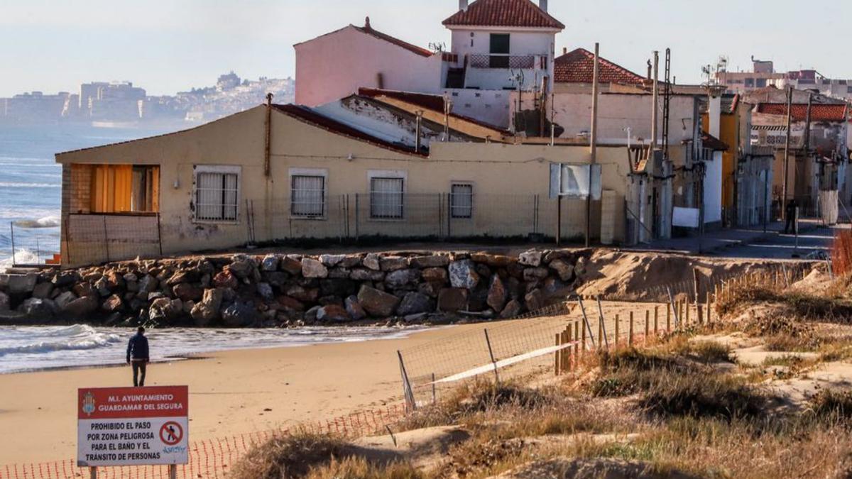 Obras de ampliación de la playa de Babilonia (Guardamar); al lado, rocas en la Albufereta horas después de la granizada del día 23. | TONY SEVILLA/PILAR CORTÉS