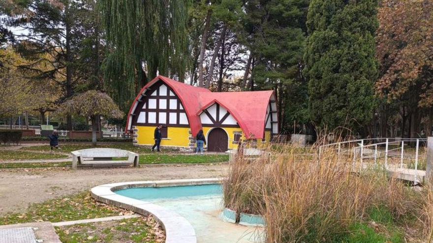 Se renovará el sauce junto a la casita de Blancanieves. | SERVICIO ESPECIAL