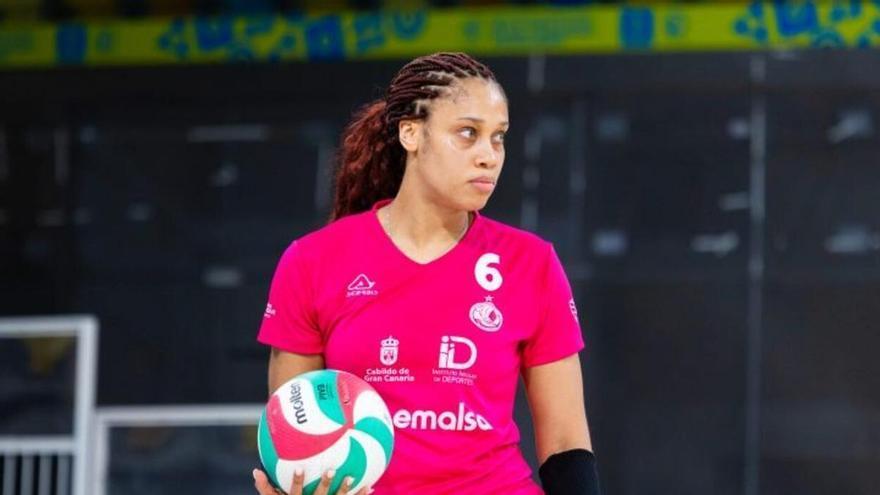 Lucre Castellano vuelve a jugar con el CV Emalsa Gran Canaria tras más de un año fuera por una grave lesión