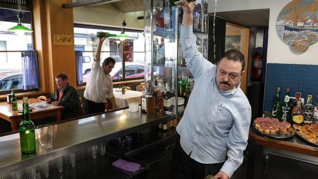 Orlando Valledor escancia sidra en El Cartero. | Juan Plaza