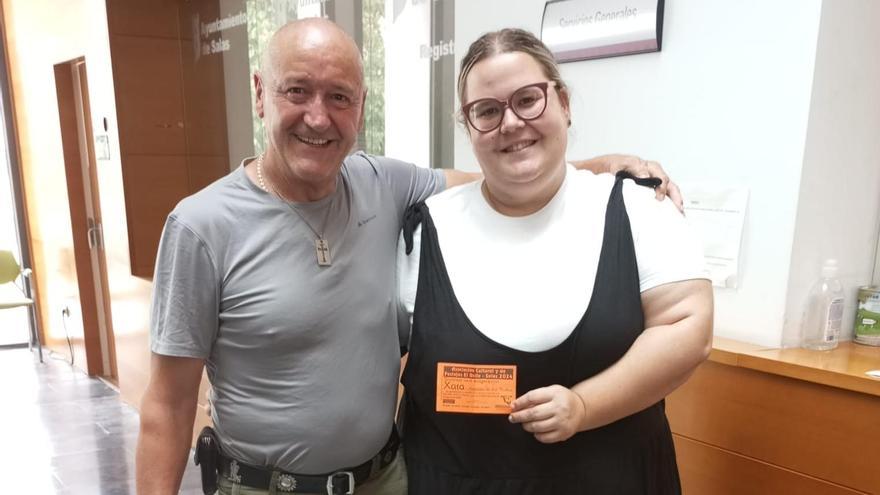 El forjador suizo de la Cruz del Nonaya se lleva el premio de las Fiestas de Salas: “No puedo llevarme la xata conmigo pero es un reconocimiento”