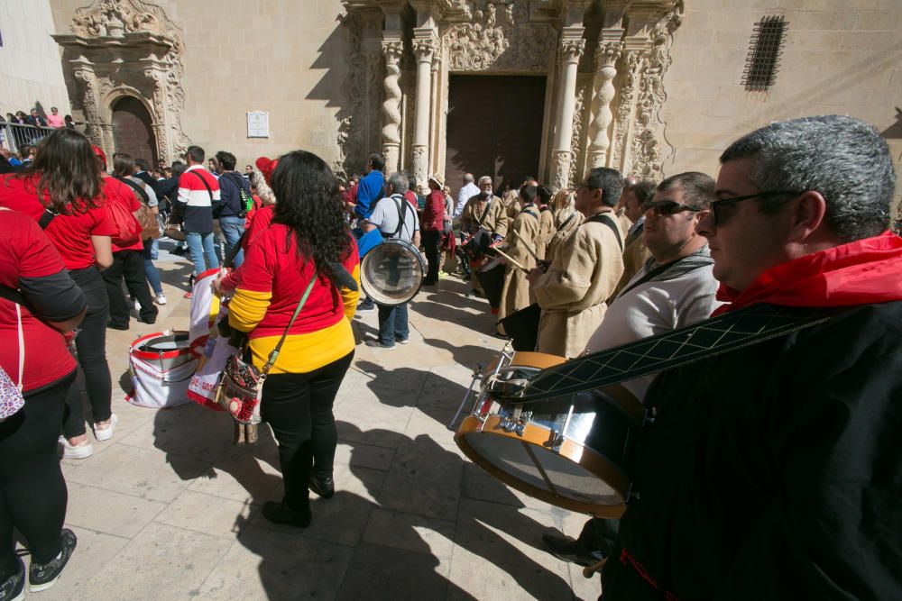 La plaza de Santa María se llena de unos 200 músicos para celebrar la Tamborrada