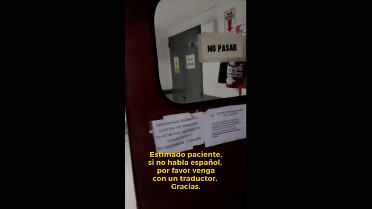 Captura de pantalla de un vídeo en un hospital de Buenos Aires donde se dan instrucciones en ruso a pacientes de esa nacionalidad.