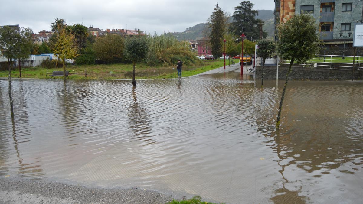 Inundaciones en Asturias: la lluvia complica la situación en muchos puntos de la región, con alerta amarilla y de desbordamientos