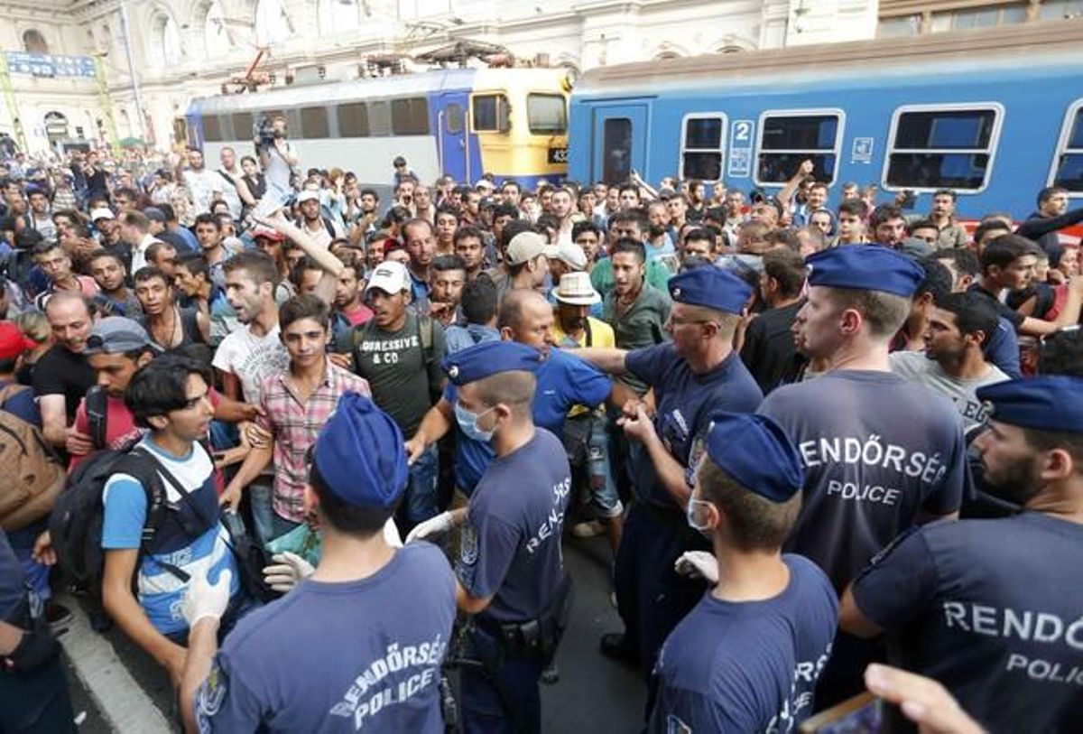 Miles de inmigrantes se enfrentan a la policía húngara en la estación de trenes de Keleti que los agentes la hayan cerrado tras intentar desalojarles para impedir que los refugiados puedan llegar a otros países europeos.