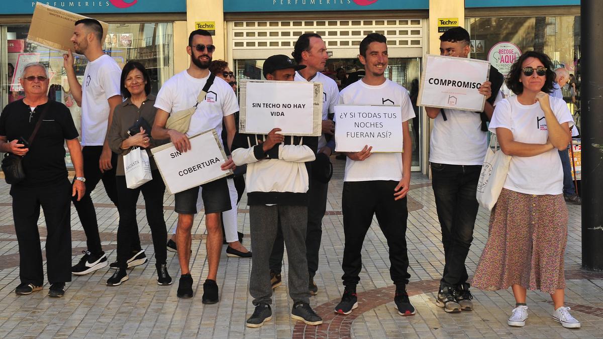 Concentración por los derechos de las personas sin hogar en Elche