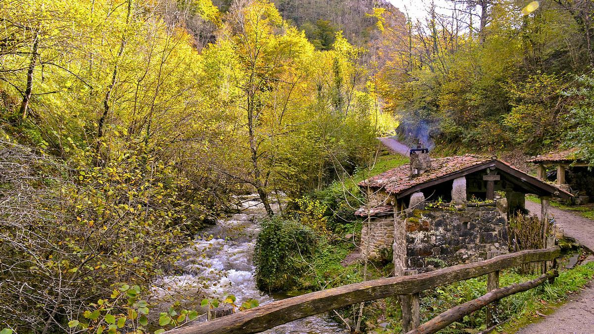 Cabaña junto al río a la altura del puente de la Xienra, en Los Arrudos.