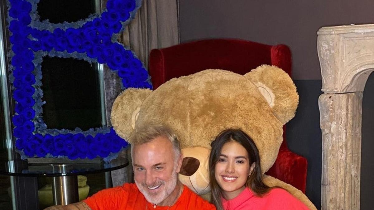 Gianluca Vacchi y Sharon Fonseca con su perro
