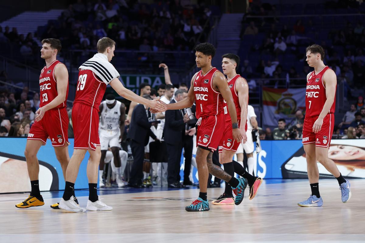 Los jugadores del Girona acuden a un tiempo muerto en su último partido.
