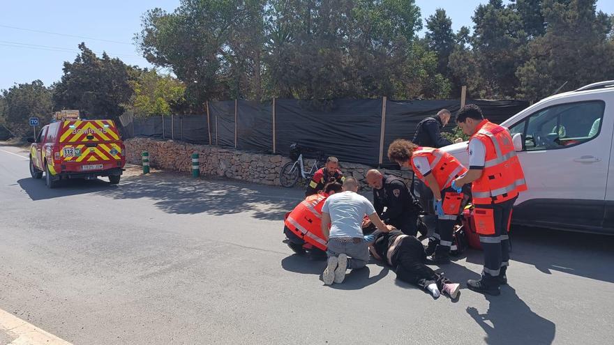 Los bomberos de Formentera asisten a la mujer herida cerca de ses Illetes