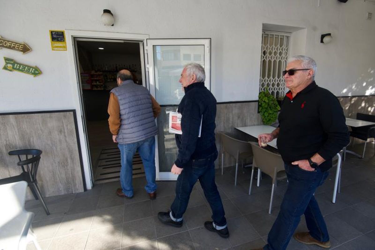 Clientes del Bar Xalet, del centro del Morell, confinándose durante el simulacro.