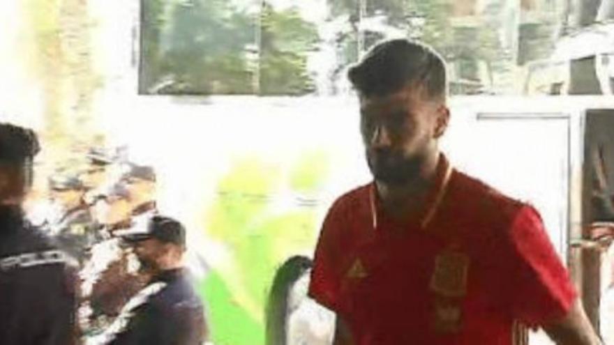 Alicante se ilusiona con la selección y abuchea a Piqué