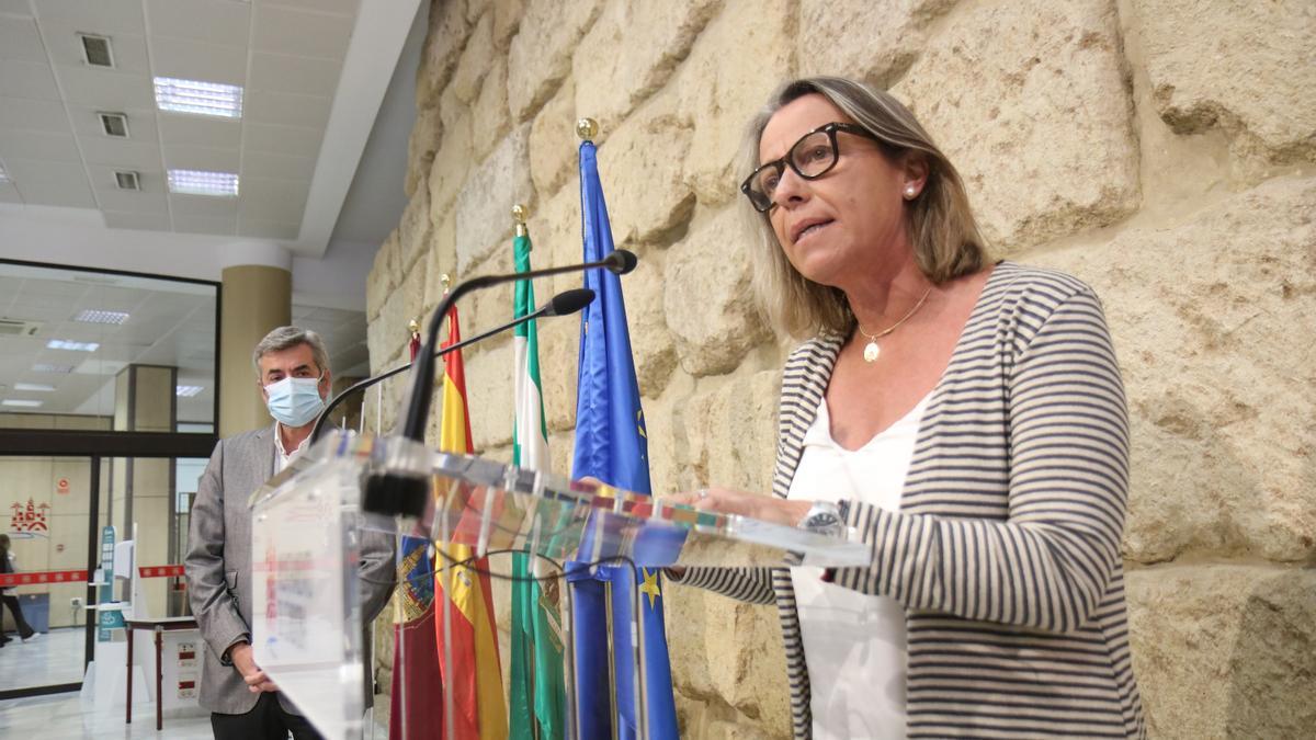 Isabel Albás, esta mañana en el Ayuntamiento, junto a Miguel Ángel Torrico.