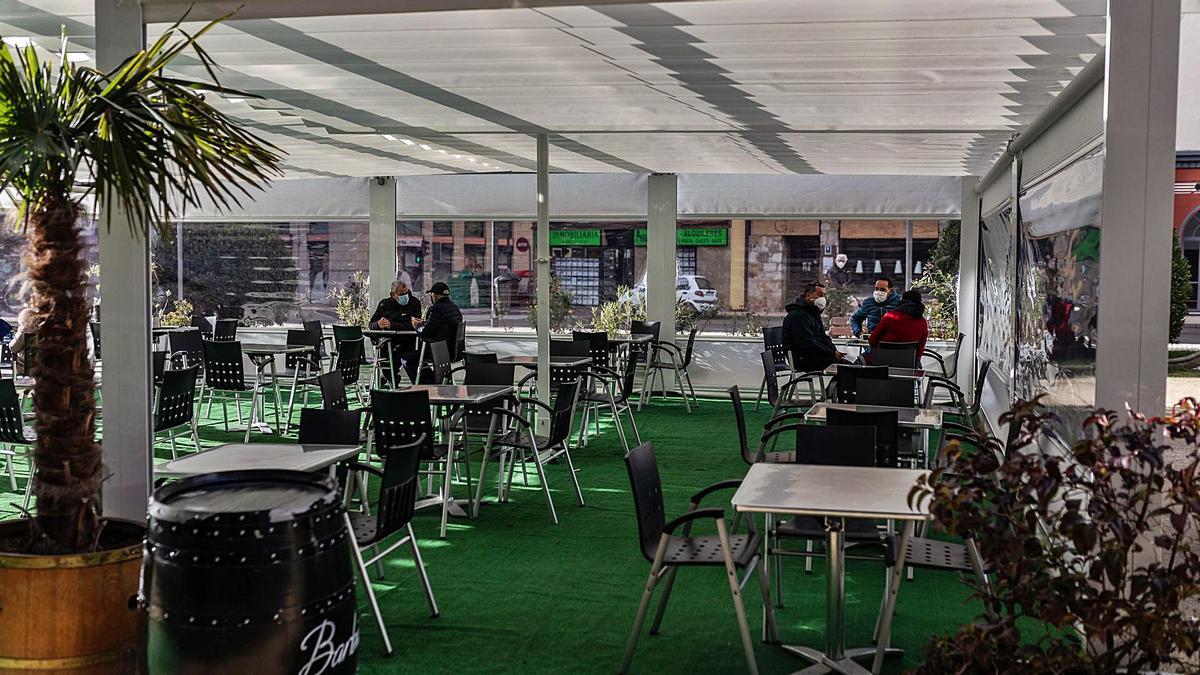 Clientes en una terraza de la capital. | Nico Rodríguez