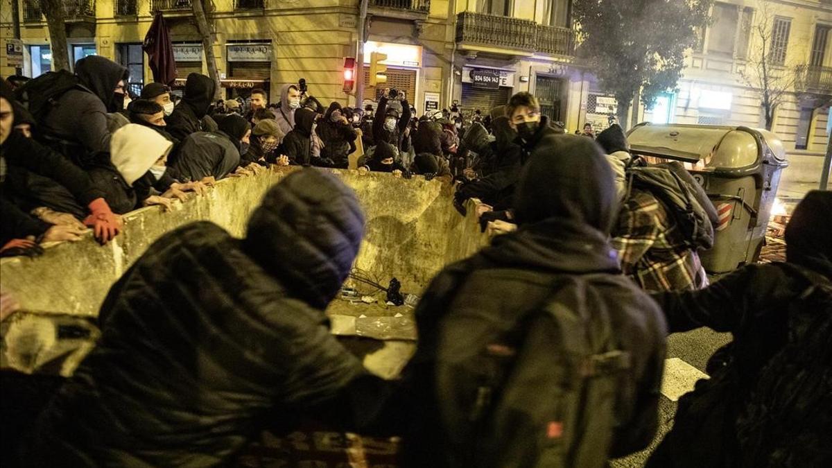 Barcelona 18 02 2021  disturbios en el tercer dia de protestas por el encarcelamiento del rapero Pablo Hasel En la foto barricadas en Arago con Bailen   FOTO de FERRAN NADEU