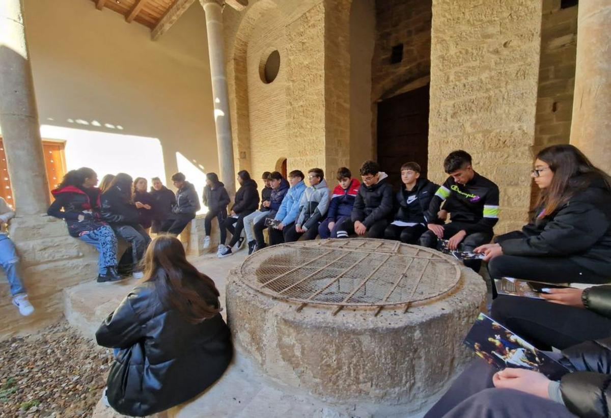 Los jóvenes, junto a un pozo del convento de Santa Sofía. | Cedida