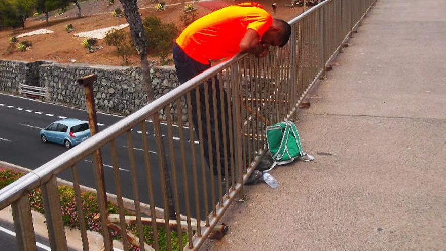 Un vecino evita que un joven se caiga de un puente en Hoya de la Plata
