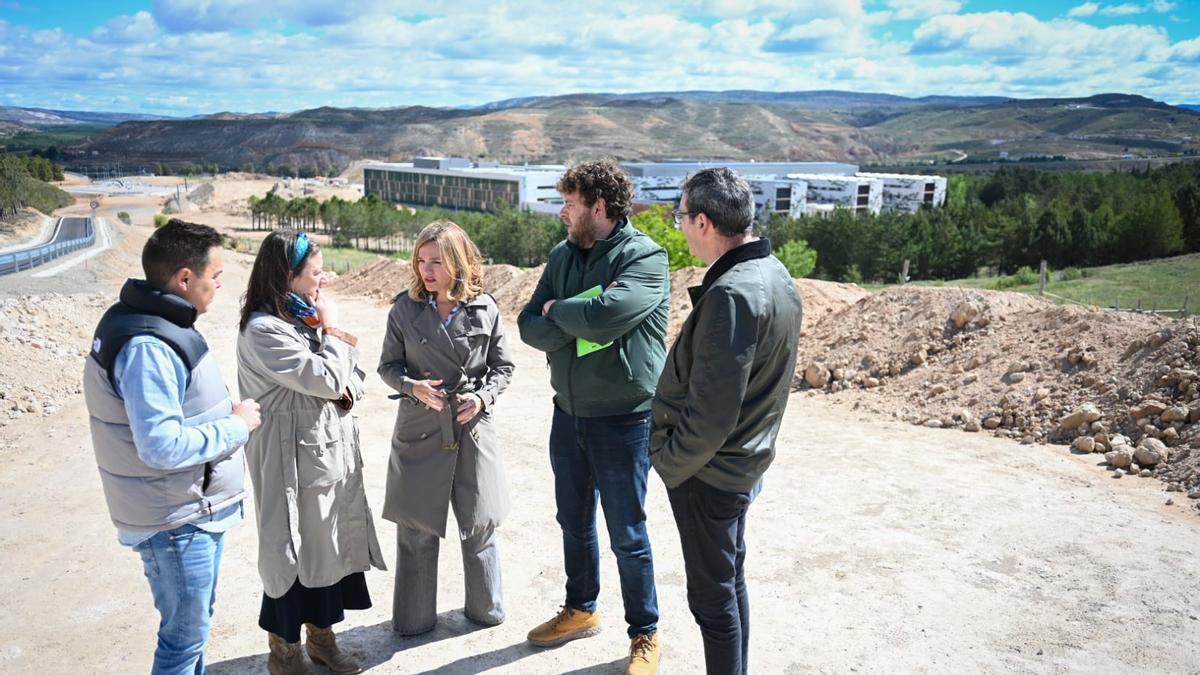 Pilar Alegría, secretaria general del PSOE, en Teruel, con el nuevo hospital a sus espaldas.