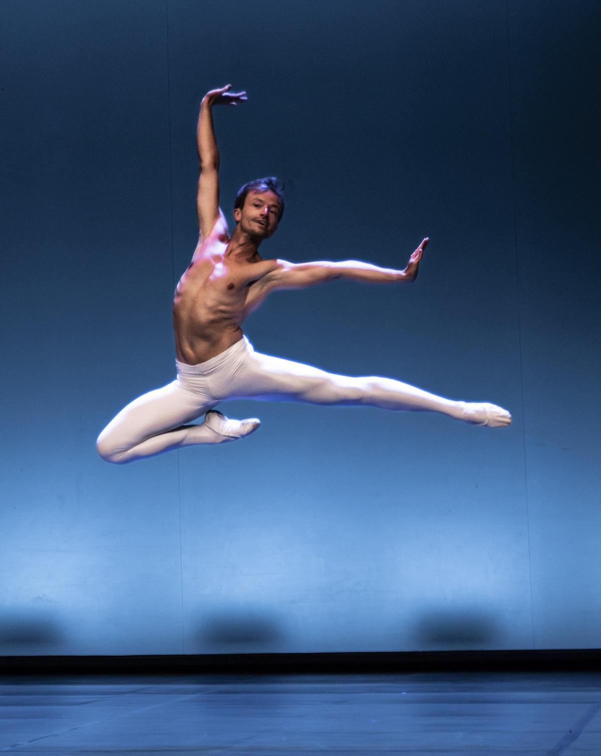 Guillem Bover actuant al Teatre Municipal de Girona, en el marc de l'espectacle de final de curs.