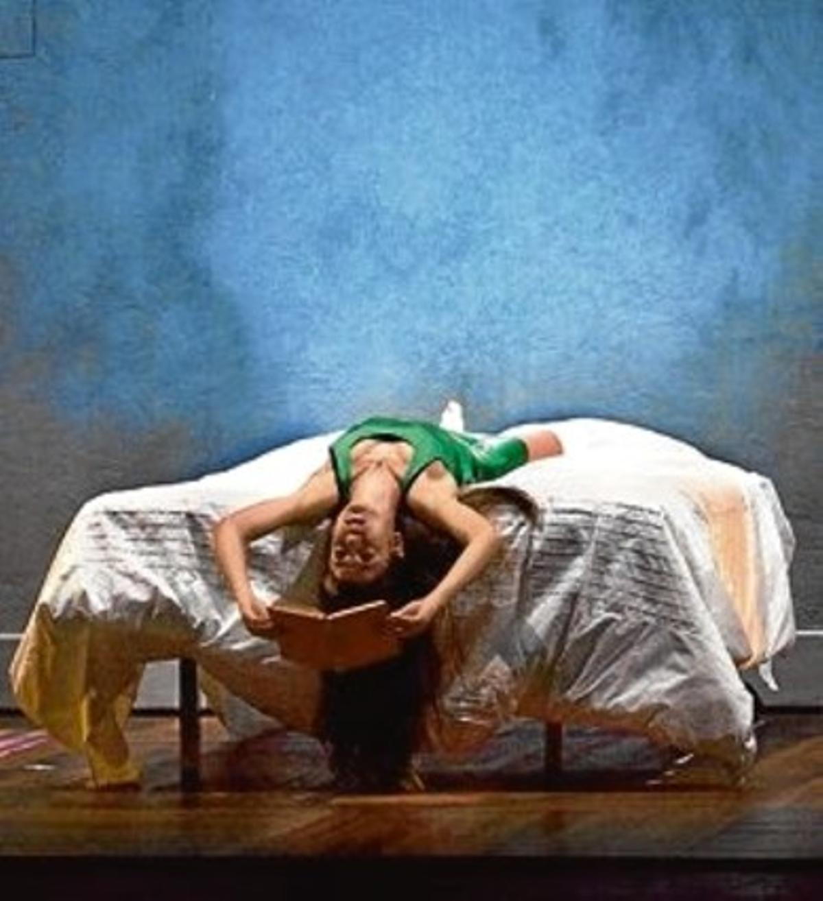 Alícia (esplèndida Alba Pujol), en una escena de l’obra. Alícia (esplèndida Alba Pujol), en una escena de l’obra.