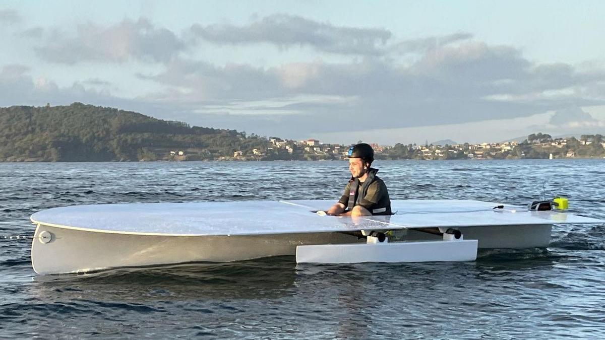 Marcos Pardeiro, durante las pruebas en Baiona. El primer barco solar de la UVigo supera con éxito su primera prueba de mar. Noviembre 2022. Cedida