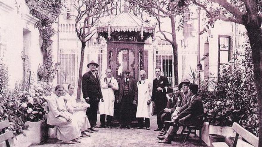 Casa de Baños La Salud, en Riazor, a principios del siglo XX. / la opinión