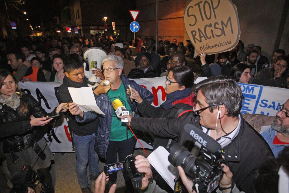 Dues concentracions s'han enfrontat a Salt per la inseguretat i el racisme