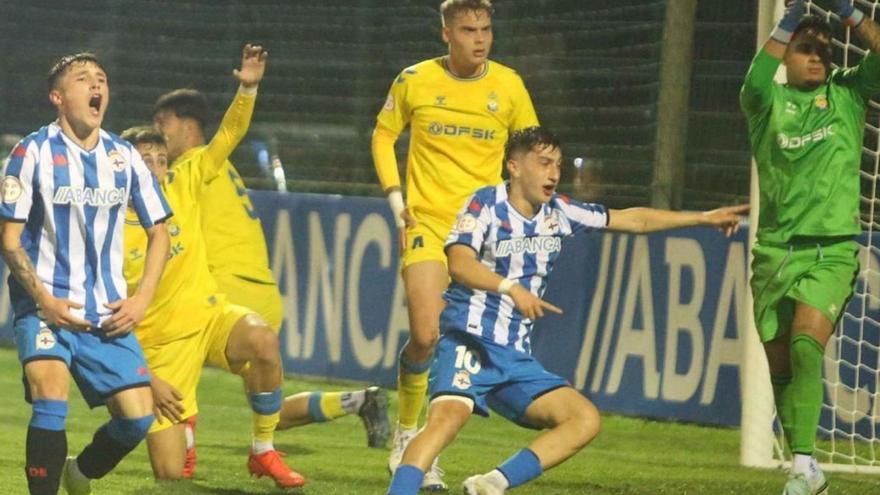 Kevin Sánchez y Manu Ferreiro protestan al linier tras anular el primer tanto del Deportivo de La Coruña. | | IAGO LÓPEZ