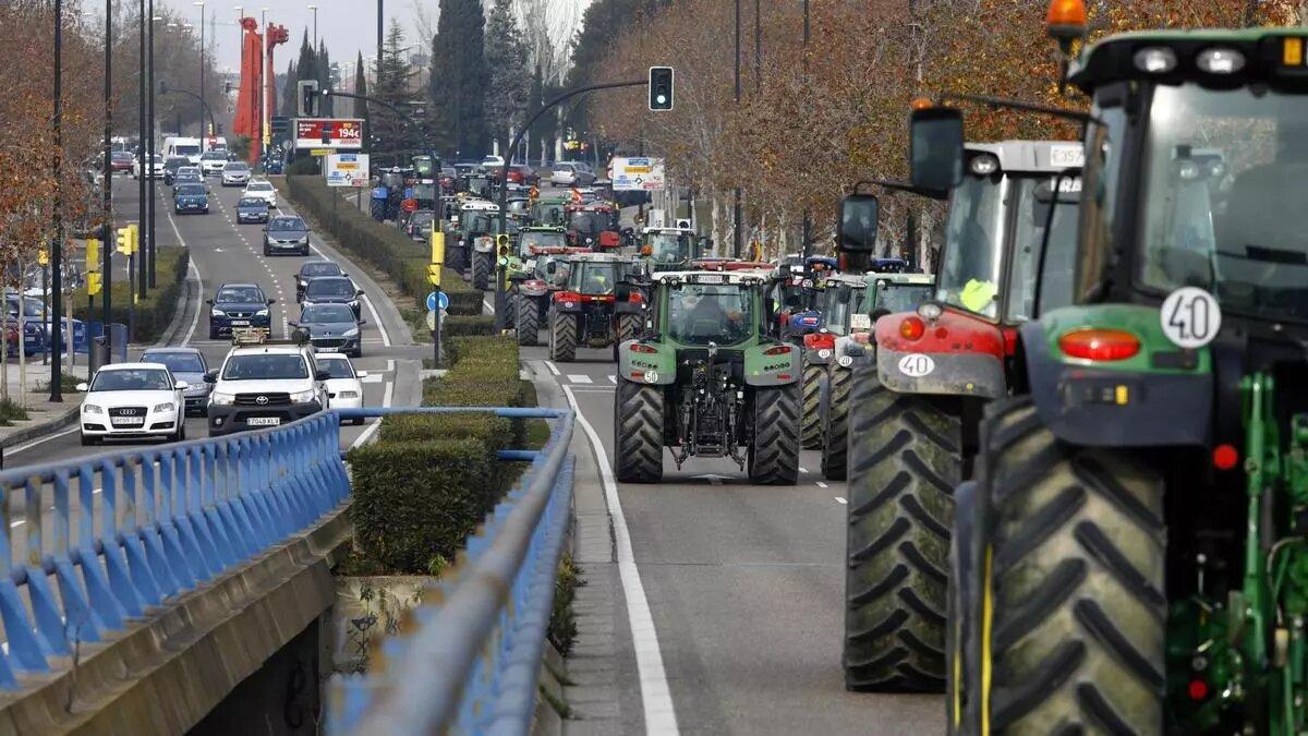 Los tractores circulan por la carretera