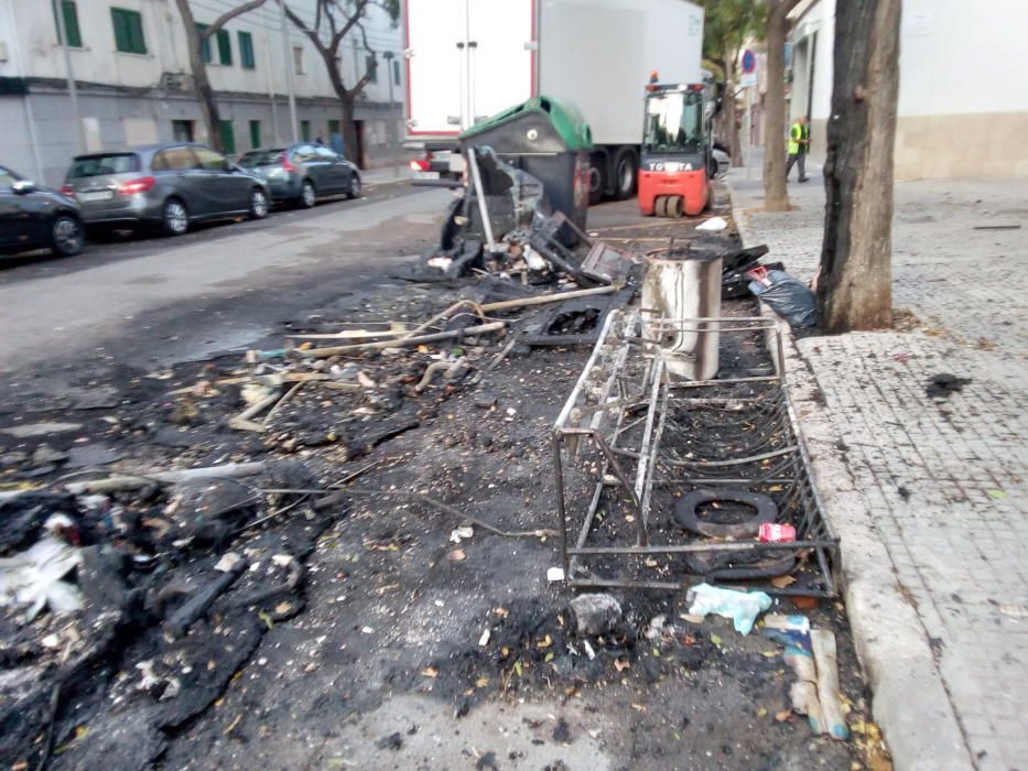 Dos incendios destruyen varios contenedores de madrugada en Camp Redó