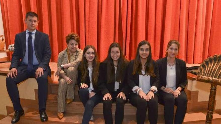 Alumnos de las Esclavas debaten ante sus compañeros de colegio