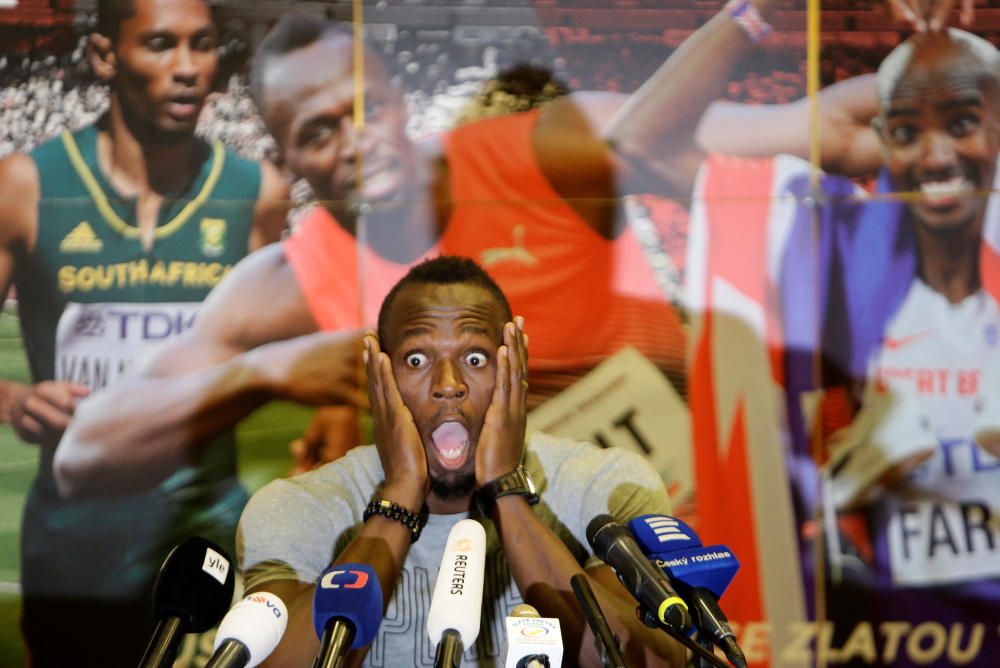 El atleta jamaicano Usain Bolt tiene una divertida reacción durante una rueda de prensa.
