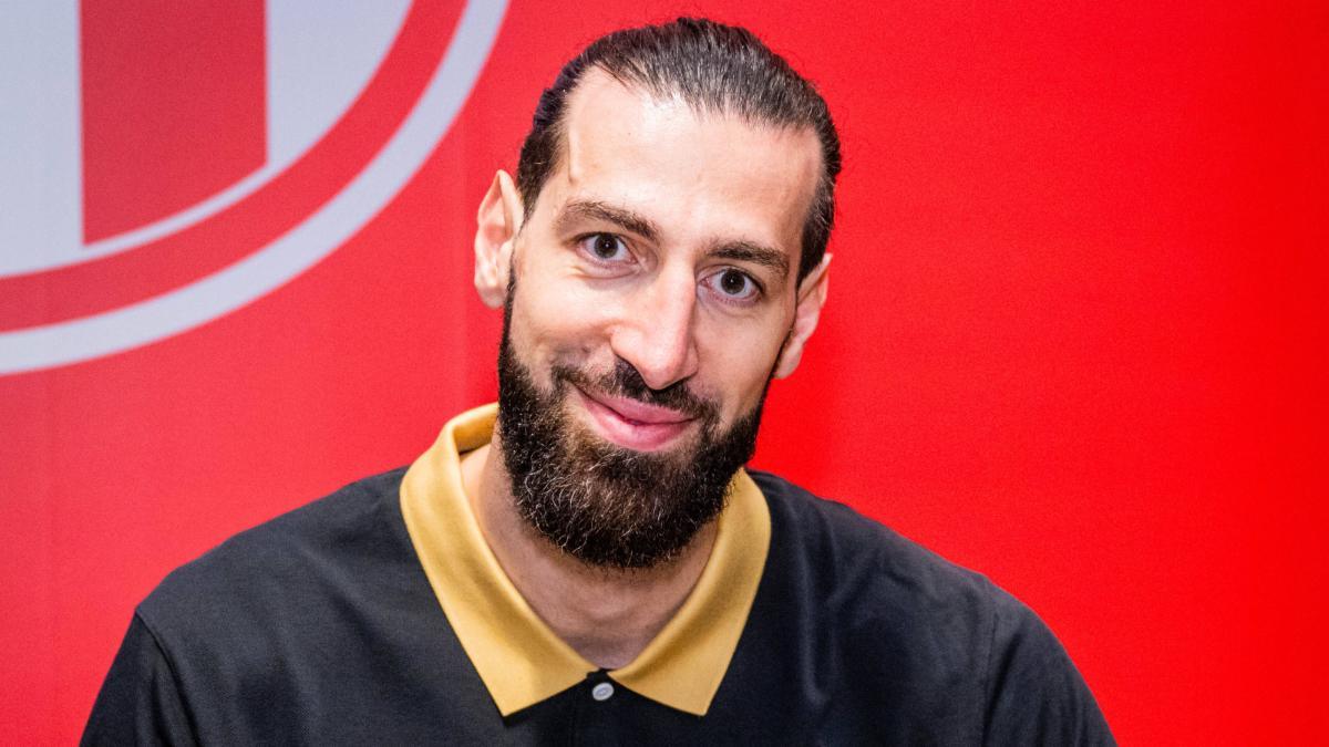 Shengelia, feliz en la firma de su contrato con el Barça