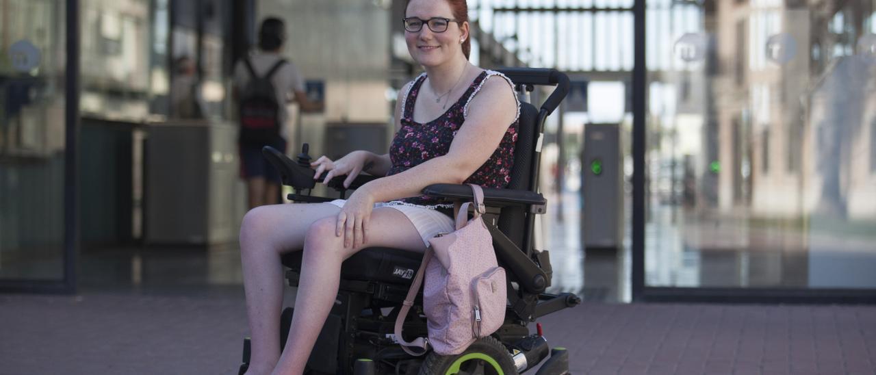 Belén Hueso, una joven en silla de ruedas que denuncia falta de accesibilidad en las estaciones del metro
