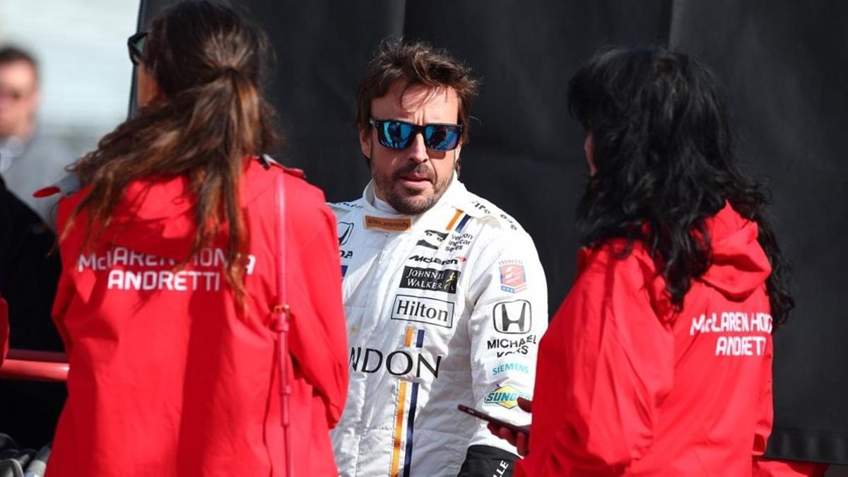 Fernando Alonso conversa con dos componentes del equipo de Mario Andretti, en el test celebrado hoy.