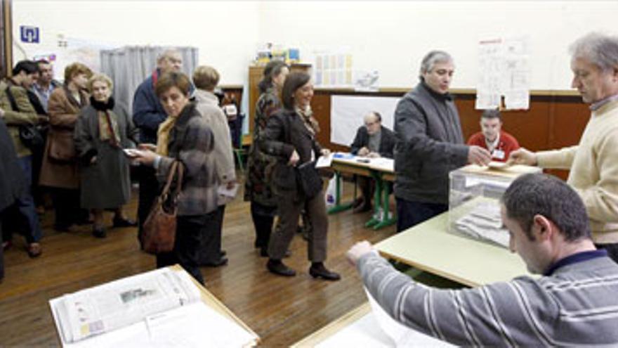 Baja la participación en Galicia y sube en Euskadi