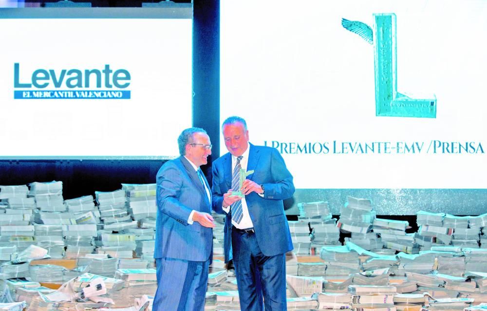 Javier Moll, presidente de Prensa Ibérica, entrega a Fernando Roig, presidente de Pamesa, el premio Levante-EMV 2017