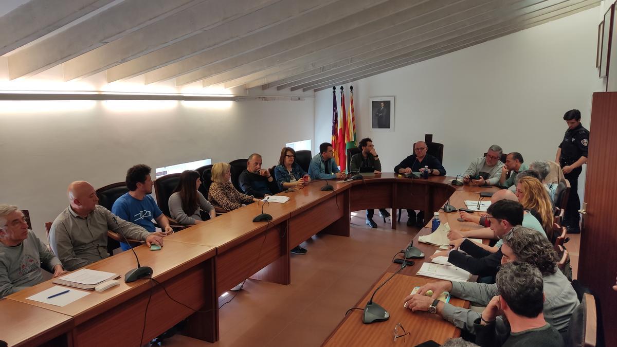 Una imagen de la reunión entre políticos, técnicos y vecinos, este miércoles en la sala de plenos de sa Pobla.