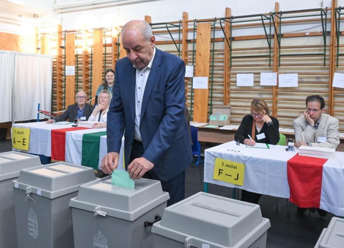 El president de la república hongaresa, Tamas Sulyok, vota en les eleccions generals d’aquest diumenge.