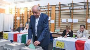 Hongria acudeix a les urnes amb una alta mobilització, amb la incògnita d’un possible adeu a Orbán